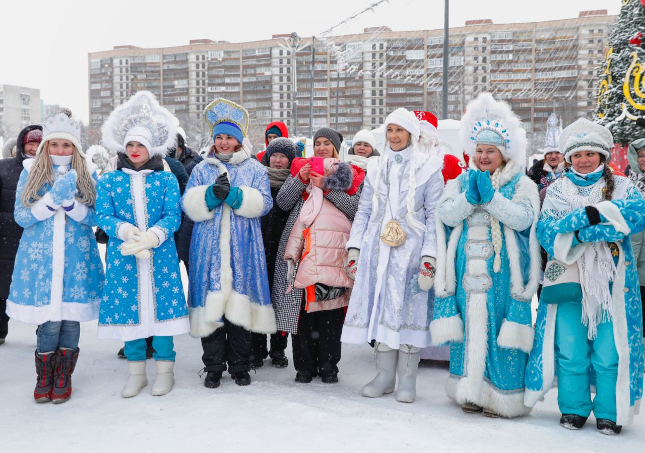 Кострома снегурочка отзывы. Забег снегурочек. Снегурочка выходи. В Тюмени состоялся забег снегурочек.