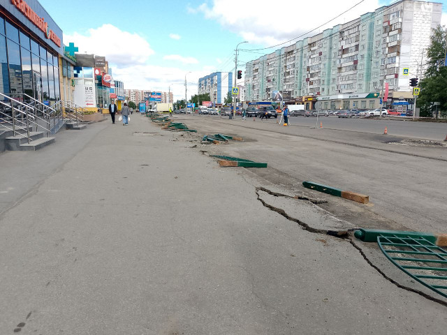 В центре Сургута рабочие сносят последние легендарные «поросячьи» заборы