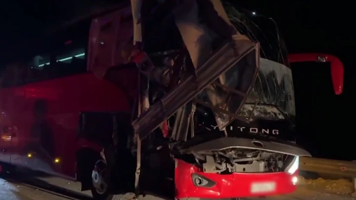 В Забайкалье в ДТП с автобусом вахтовиков и большегрузом погиб человек