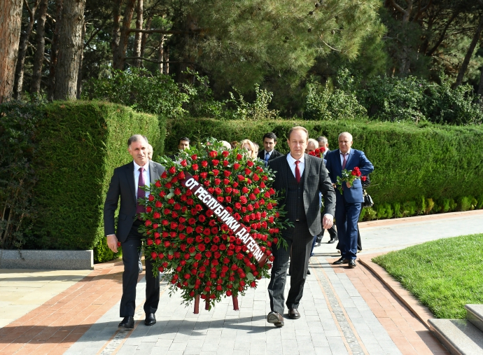 Дагестанская делегация в Баку почтила память героев Великой Отечественной войны и первого президента Азербайджана