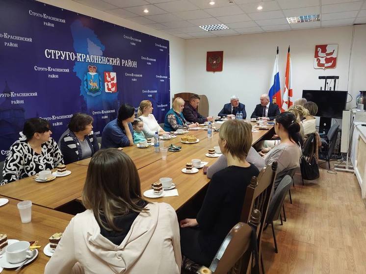 Сенатор Алексей Наумец встретился с семьями мобилизованных в Стругах Красных