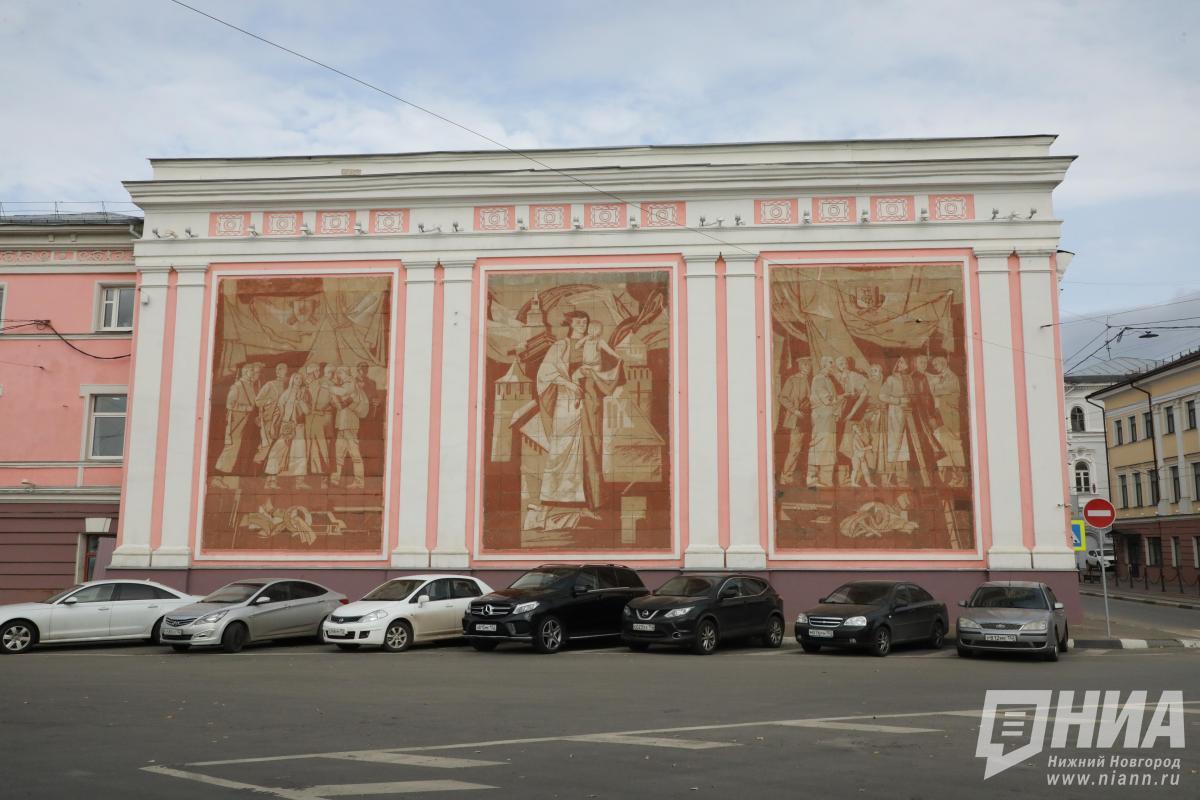Дом с триптихом Связь времен выставили на торги в Нижнем Новгороде