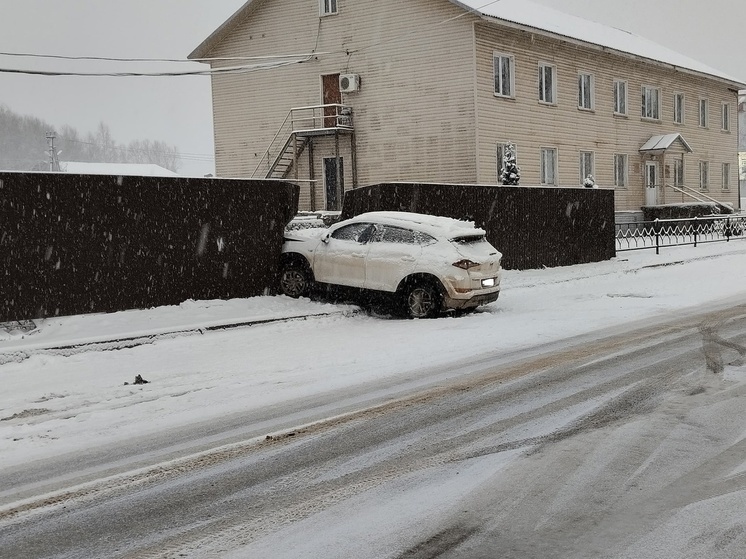 В Тверской области женщина-водитель протаранила иномарку и чужой забор