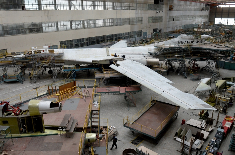 Стратегический бомбардировщик Ту-160 на сборке на заводе