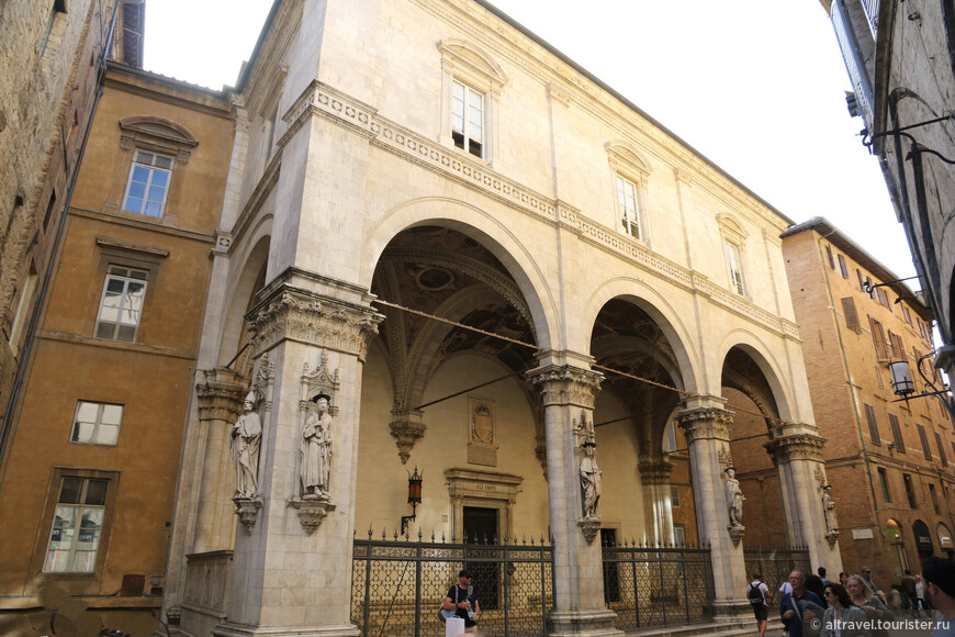 Сиенская торговая палата (Loggia della Mercanzia). В здании середины 15-го века прекрасно сочетаюся готические и ренессансные черты.