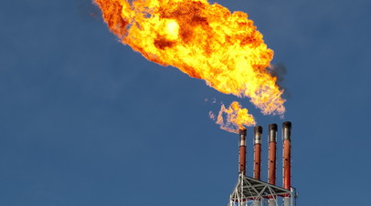 Факельная система на территории первого в России завода по производству сжиженного природного газа