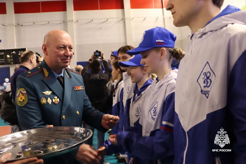 Начальник регионального управления МЧС России Вадим Андямов принял участие в церемонии открытия весеннего спортивного фестиваля «Юный динамовец»
