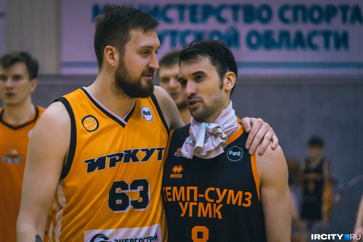 Игрок «Иркута» Алексей Чиликин и баскетболист «Темпа» Максим Колюшкин после матча