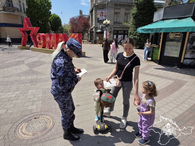 В Крыму и Севастополе росгвардейцы в преддверии Дня Победы провели акцию «Георгиевская лента»