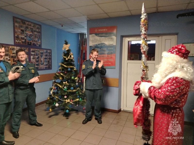Школьники Северо-Западного административного округа поздравили пожарных с наступившим Новым годом