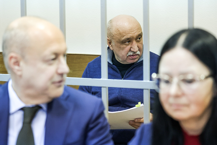 Напомним, Ильшата Гафурова обвиняют в том, что он заказал в 1999 году убийство елабужского предпринимателя и депутата Айдара Исрафилова