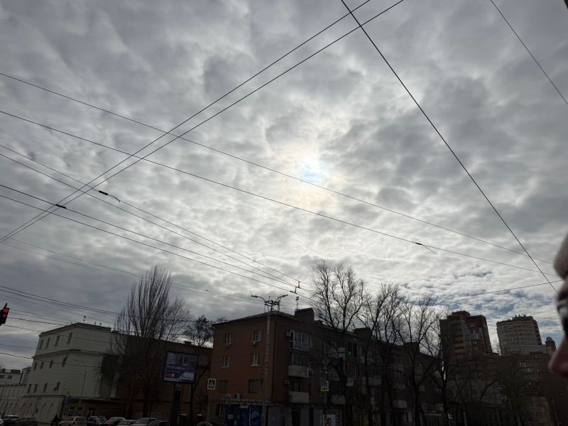 В Ростове коммунальные службы приступили к ликвидации последствий атаки БПЛА