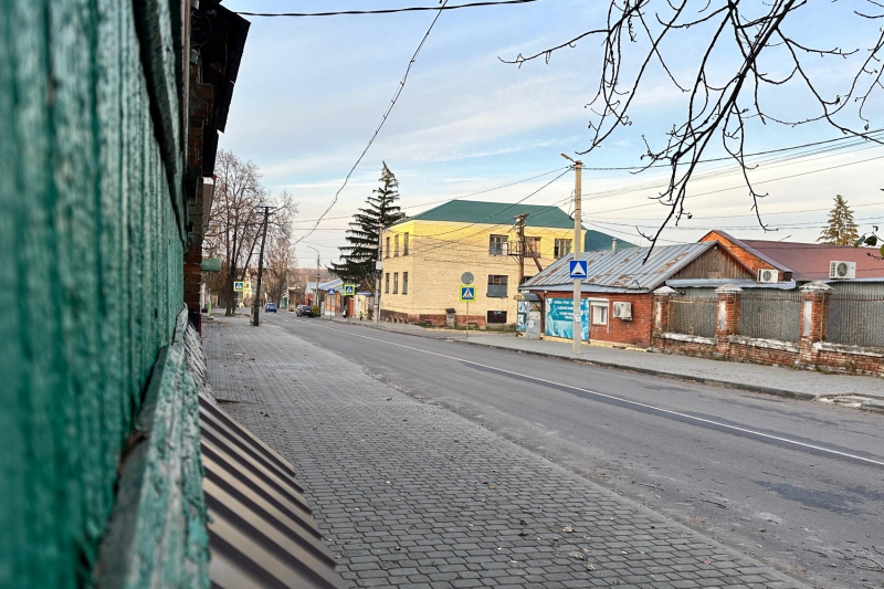 Аня улица. Сквер Ани Гайтеровой Елец. Памятник Ани Гайтеровой Елец зимой.