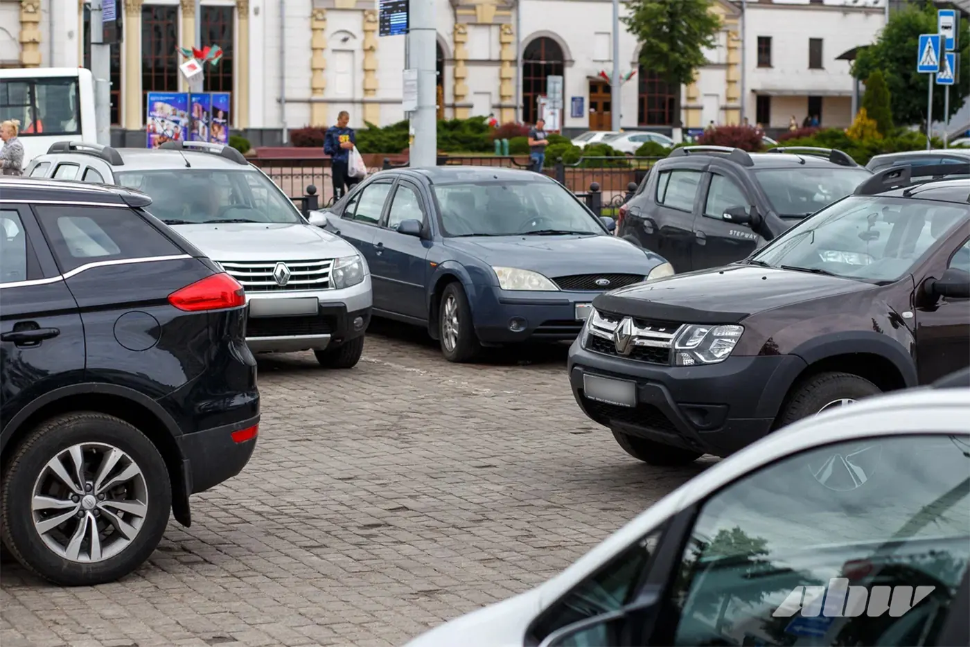 Номер телефона под стеклом: вежливость или риск? Обсуждаем автовизитки