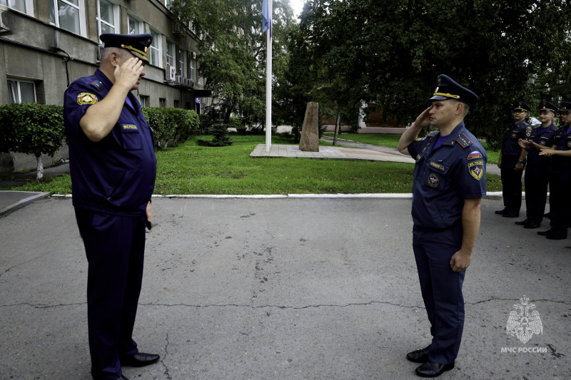 Праздник государственного символа: сотрудники МЧС России отмечают День Государственного флага Российской Федерации