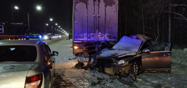 Смертельное ДТП в Сургуте: иномарка влетела в грузовик на Тюменском тракте