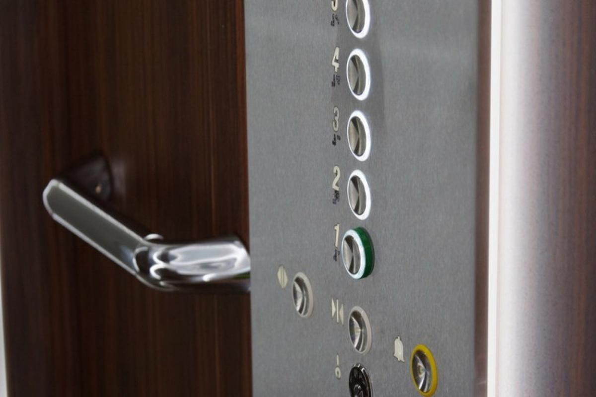 В России в 2025 году установят меньше лифтов