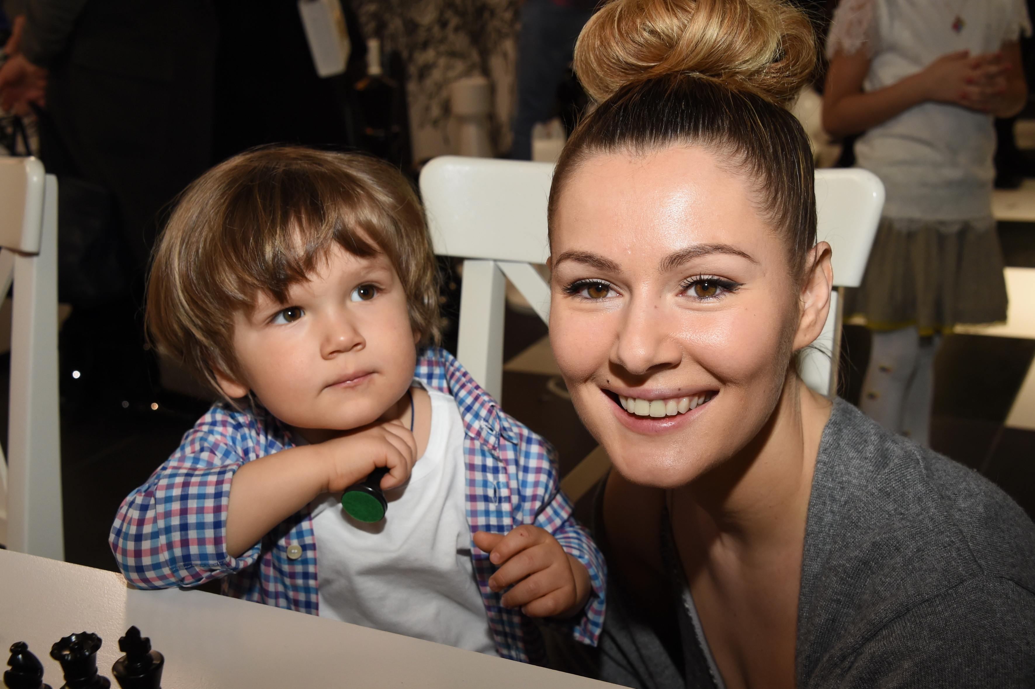 Меган фокс дети. Шарлиз терон дети. Дрю бэрримор дочери. Шарлиз терон и дети сейчас. Шарлиз терон дети.