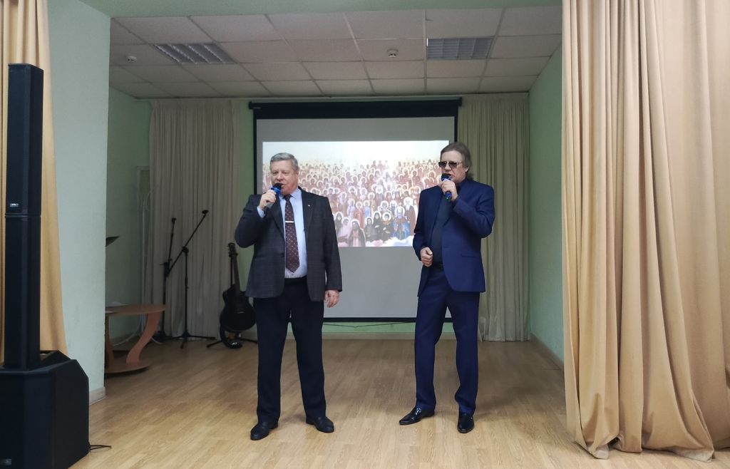 На сцене - дуэт двух мужчин