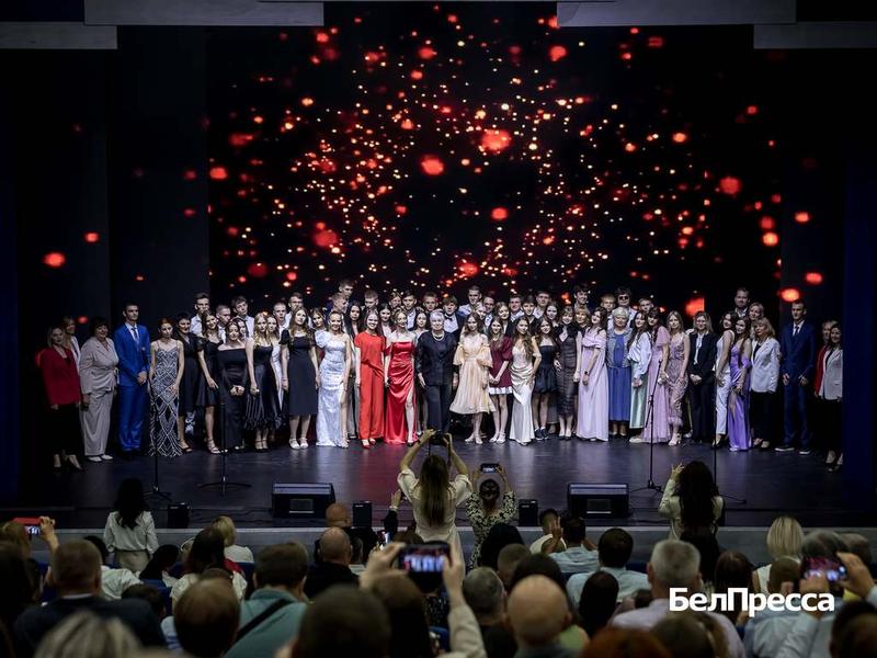 В Белгороде провели выпускные балы (фоторепортаж)