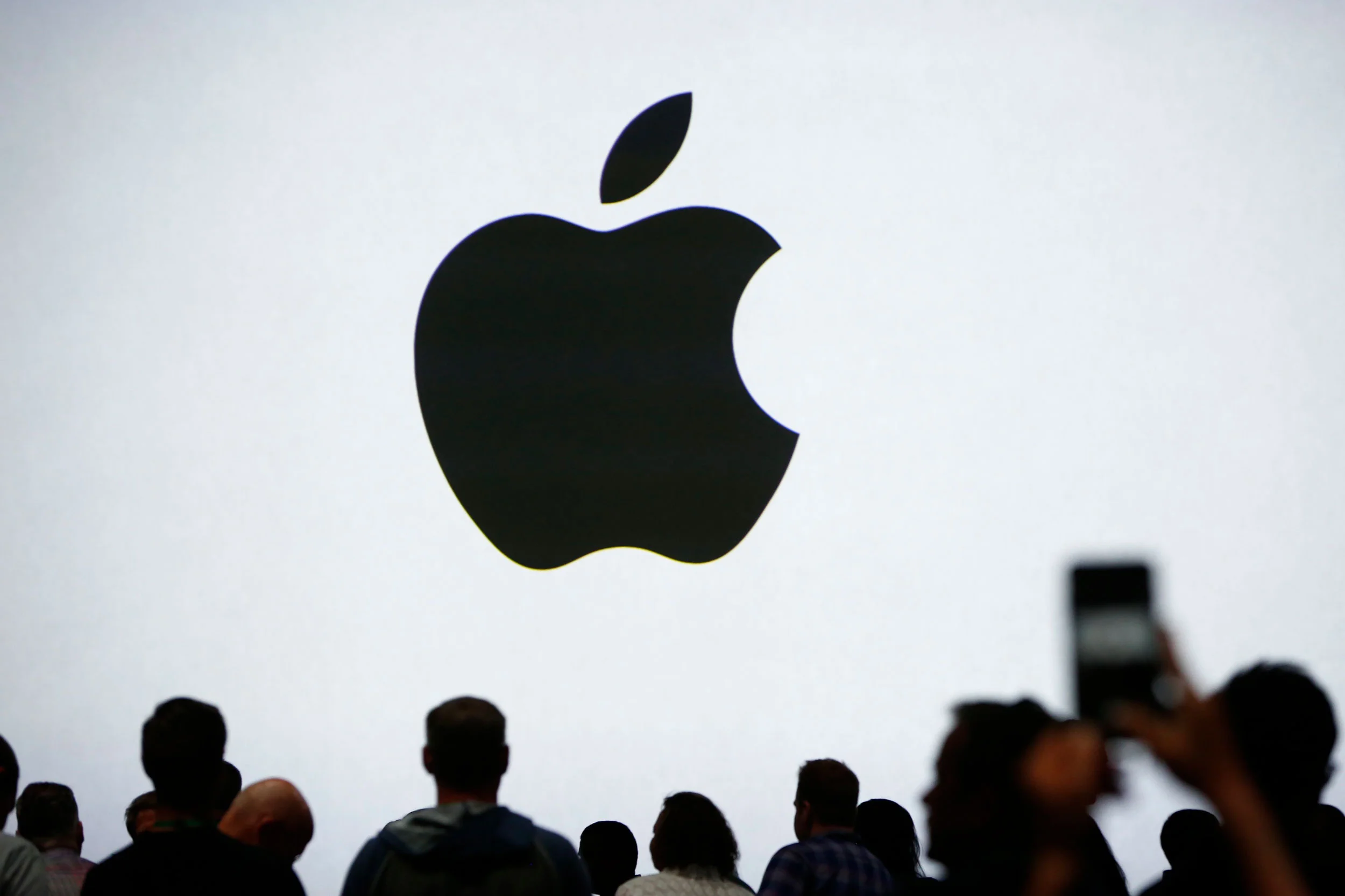 Apple intelegents. Транснациональные корпорации Apple. Компания Apple. Яблоко компании Apple. Маркетинг Apple.