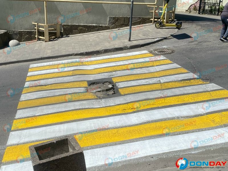 В центре Ростова-на-Дону дорожную разметку нанесли прямо поверх ямы
