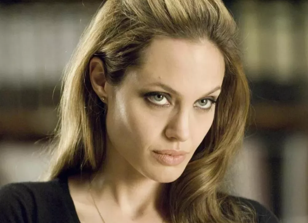 Анджелину Джоли во время съемок в новом фильме поймали папарацци