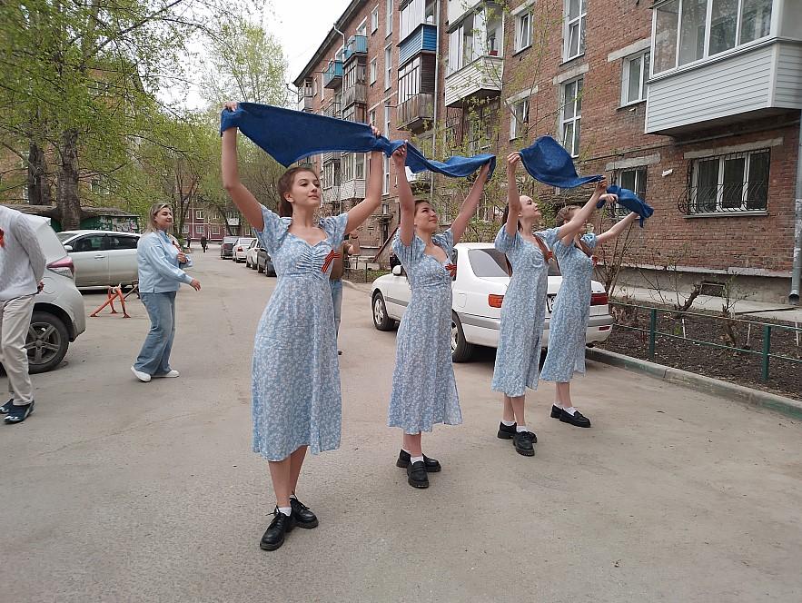 Фото Концерт для новосибирского ветерана войны организовали студенты 3