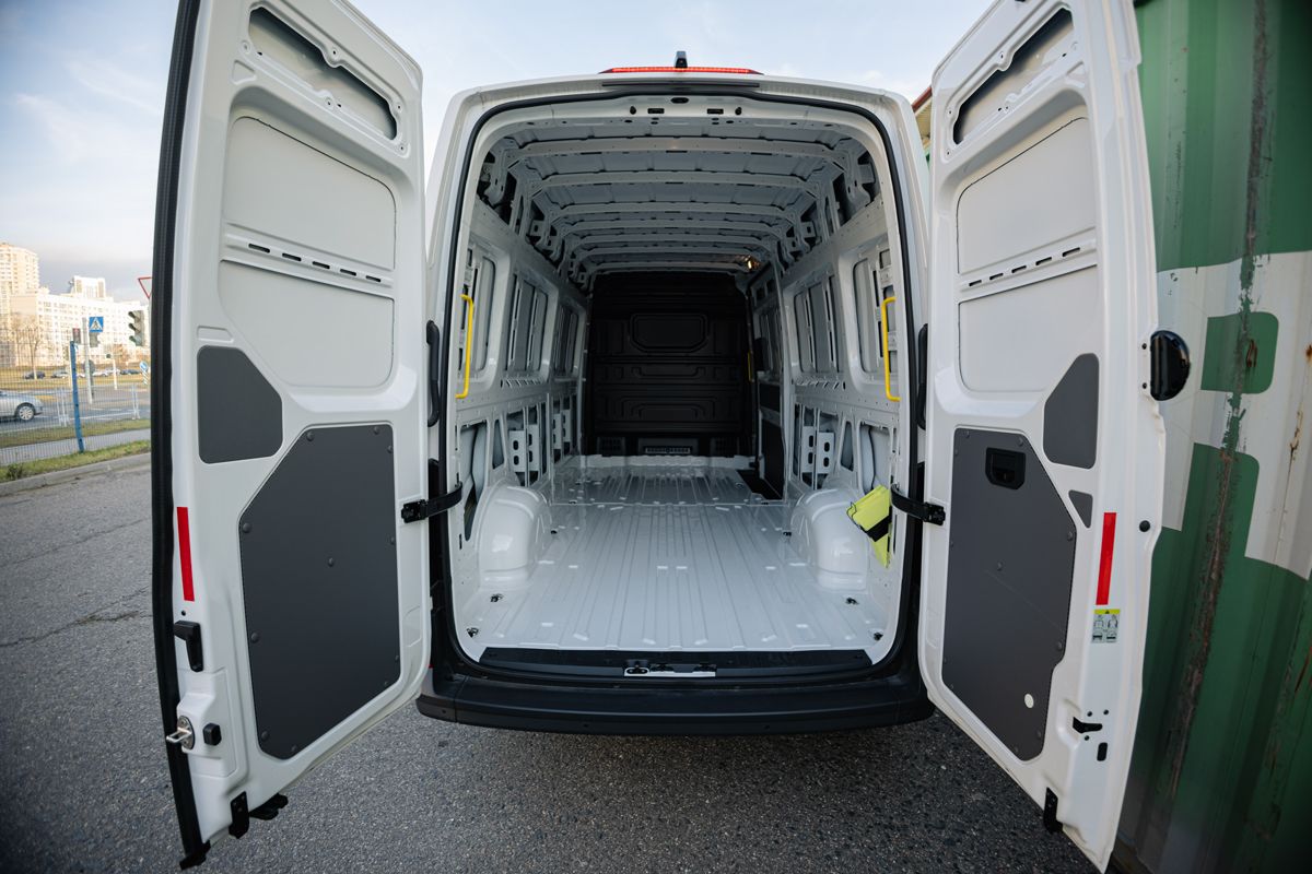 На дорогах заметили новые фургоны из Европы и Китая – как они приезжают в Беларусь