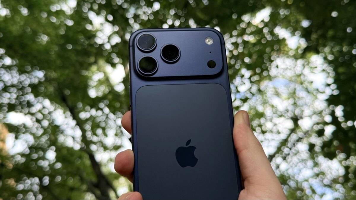 65201 136315 iphone 17 pro max held