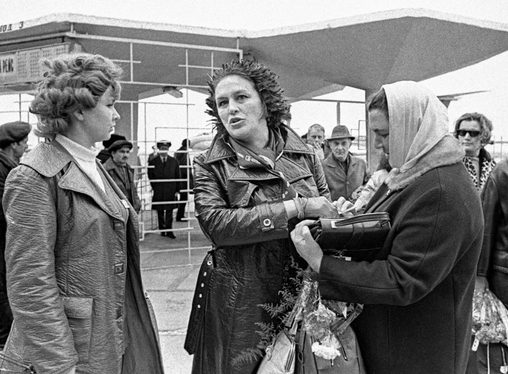 Нонна Мордюкова после выхода из самолёта в аэропорту Баку, 1974 год