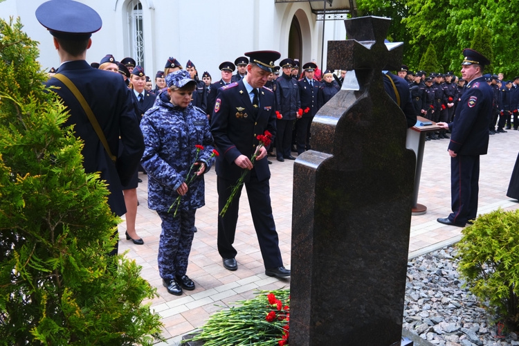 В Калининграде состоялась торжественная церемония открытия Аллеи памяти и мемориала погибшим сотрудникам органов внутренних дел и Росгвардии