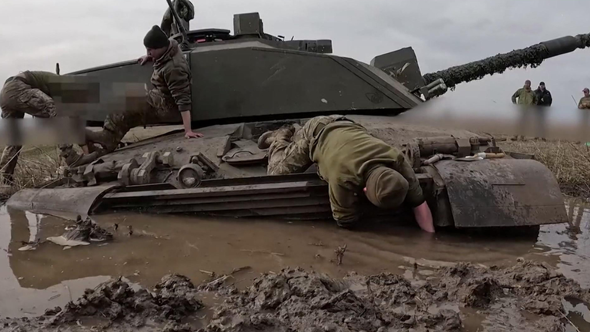 Британские танки испугались украинской грязи