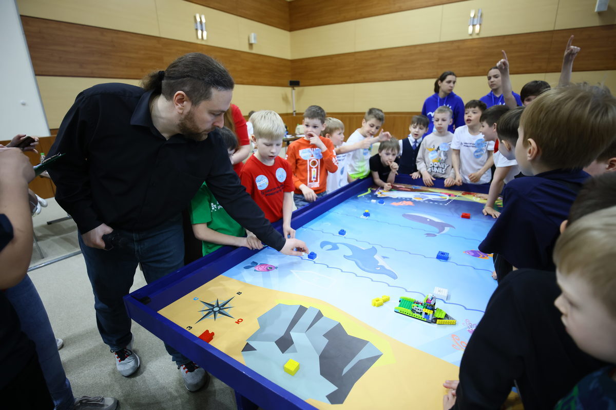 Робототехника. Центр развития робототехники владивосток. Центр развития робототехники владивосток. Робокидс конкурс. Робототехника владивосток комсомольская.