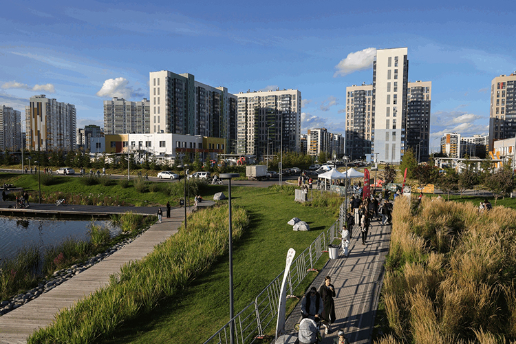 За первые 10 лет работы 48,6 тыс. семей переехали в новые квартиры, было введено 2,7 млн кв. м жилья. Сегодня же эта цифра достигла 11 млн «квадратов»