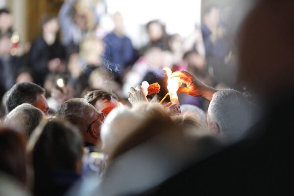 Верующие делятся частицей Благодатного огня перед Кафедральным собором в Кишиневе, 19.04.2025 - Sputnik Молдова