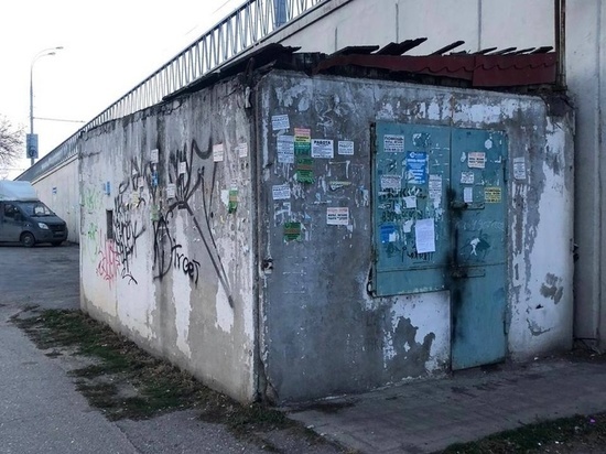 В Краснодаре под Северным мостом демонтировали незаконную блок-комнату