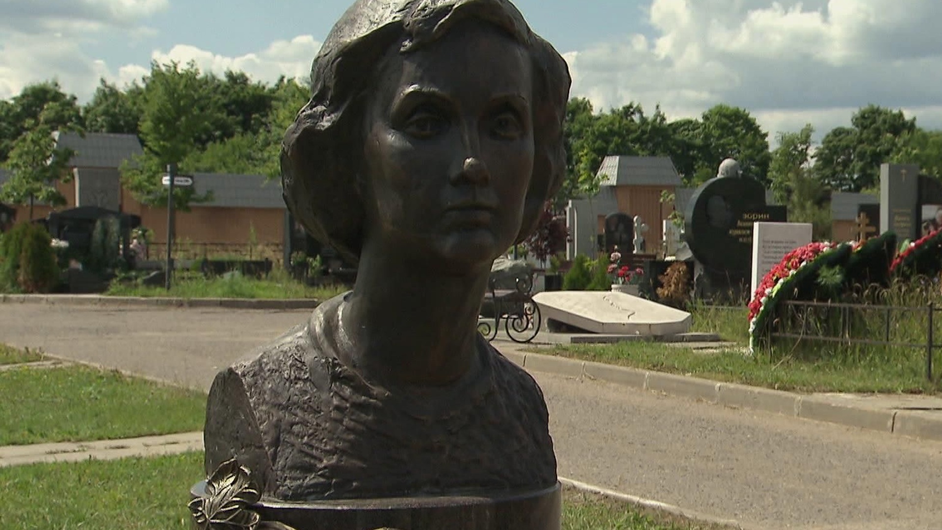 Памятник Зинаиде Кириенко открыли на Троекуровском кладбище