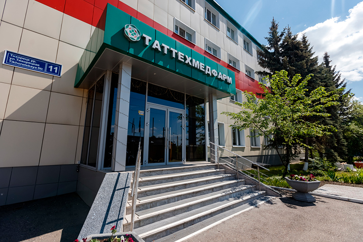 Традиционно крупнейшим поставщиком минздрава выступает занявшее в нашем рейтинге 7-е место ГУП «Таттехмедфарм», которое централизованно поставляет медпрепараты и оборудование республиканским больницам и поликлиникам