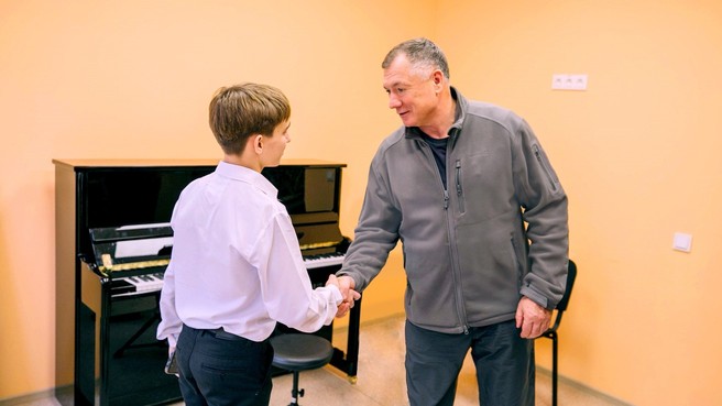 Марат Хуснуллин посетил детскую школу искусств №1 в Мариуполе