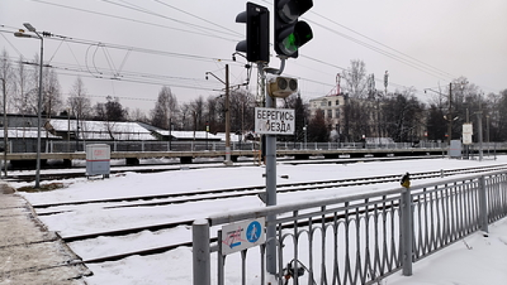 Тепловоз снес выехавший на переезд грузовик в Челябинской области