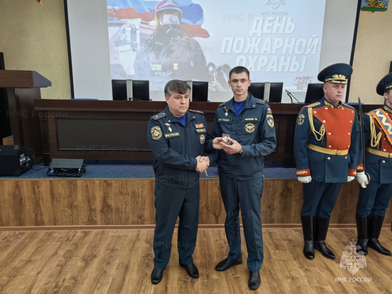 Белгородским огнеборцам вручили награды в преддверии профессионального праздника