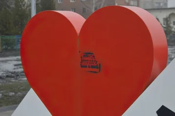 Фото: Мэр Голдинов: вандалы повредили знаковый для города арт-объект «Я люблю Калтан» 1
