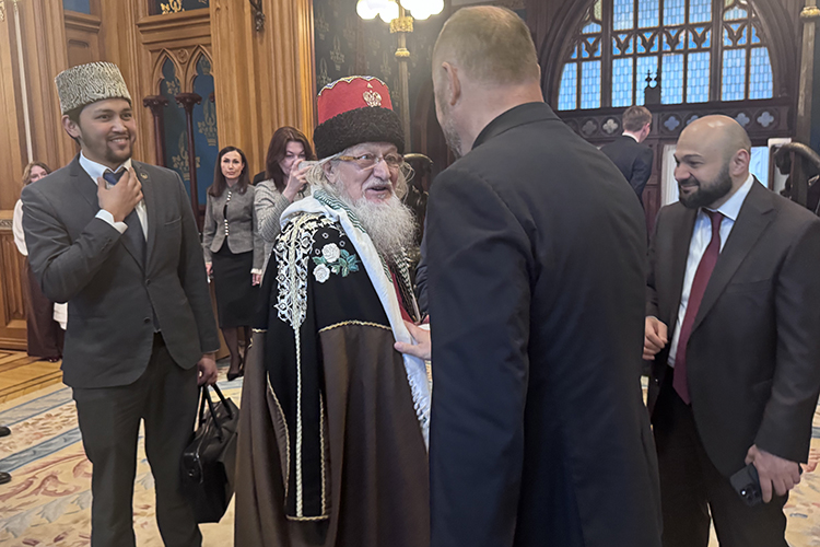 Духовный лидер — председатель центрального духовного управления мусульман России (ЦДУМ) Талгат Таджуддин