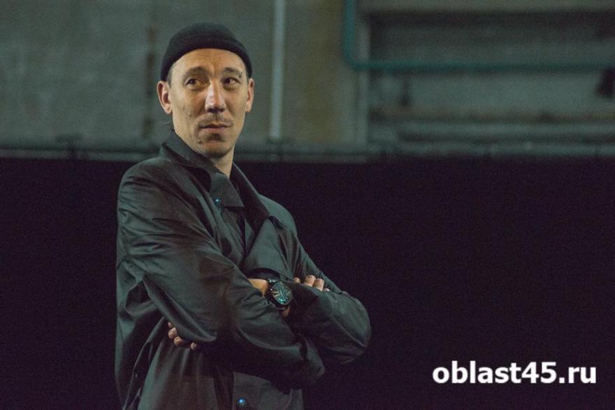 Актёр Курганского драмтеатра принимает поздравления 