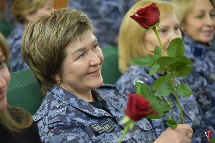 В Удмуртии сотрудники и военнослужащие Росгвардии поздравили прекрасную половину коллектива с Международным женским днём