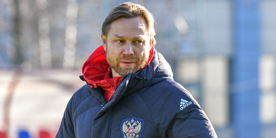 Валерий Карпин вместе с тренерским штабом прибыл в расположение сборной России