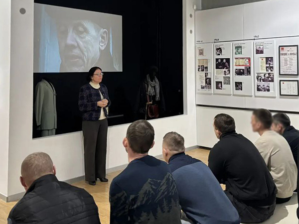 Осужденные с восторгом переходили от одной экспозиции к другой и словно проживали каждый фрагмент жизни нашего земляка.