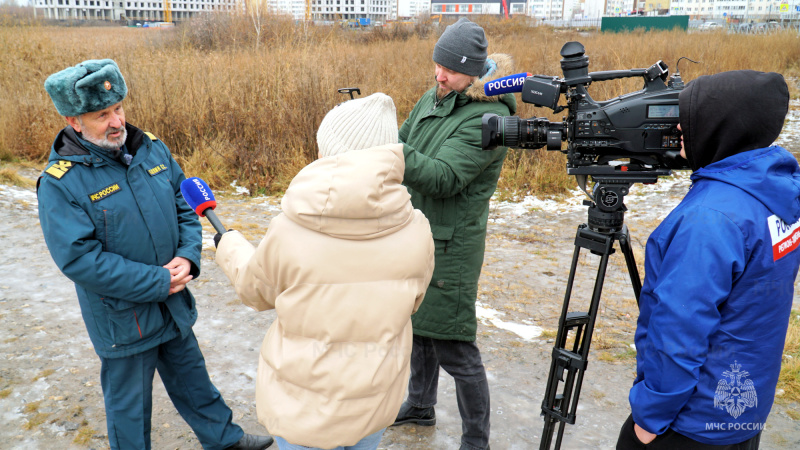 Сотрудники МЧС России напоминают об опасности осеннего льда