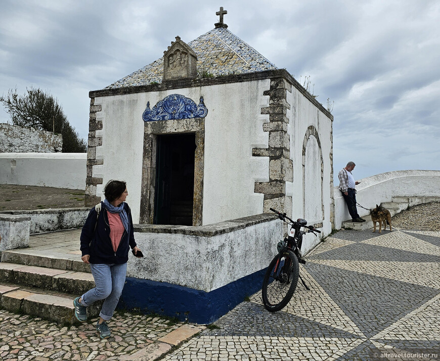 Мемориальная часовня (Capela da Memória) над пещерой, где нашли статую Богоматери Назаретской.